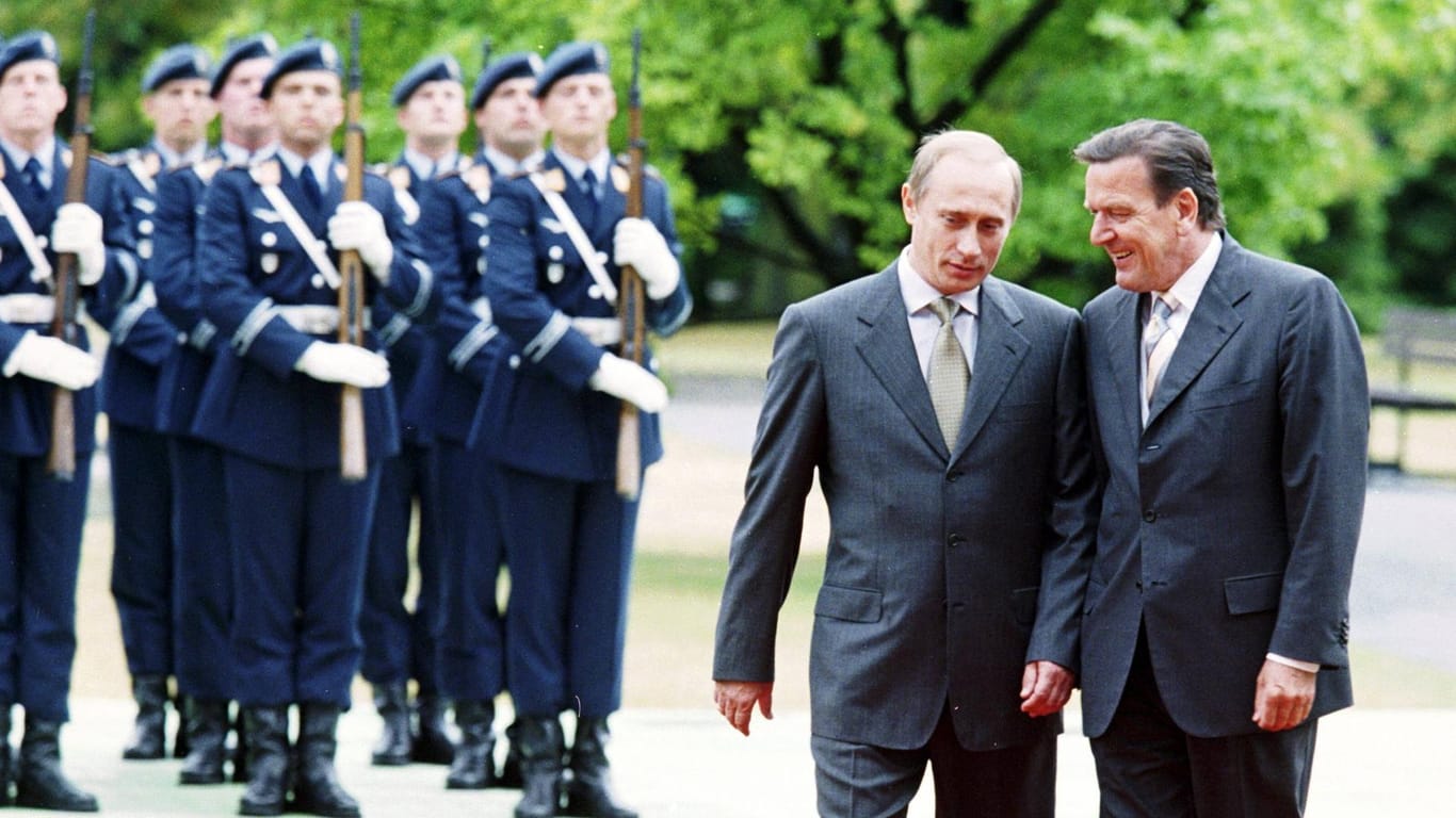 Deutsch-russische Regierungskonsultationen im Juni 2000: Der damalige Ministerpräsident und heutige Präsident Russlands Wladimir Putin und Ex-Bundeskanzler Gerhard Schröder haben seit Jahrzehnten ein gutes Verhältnis.