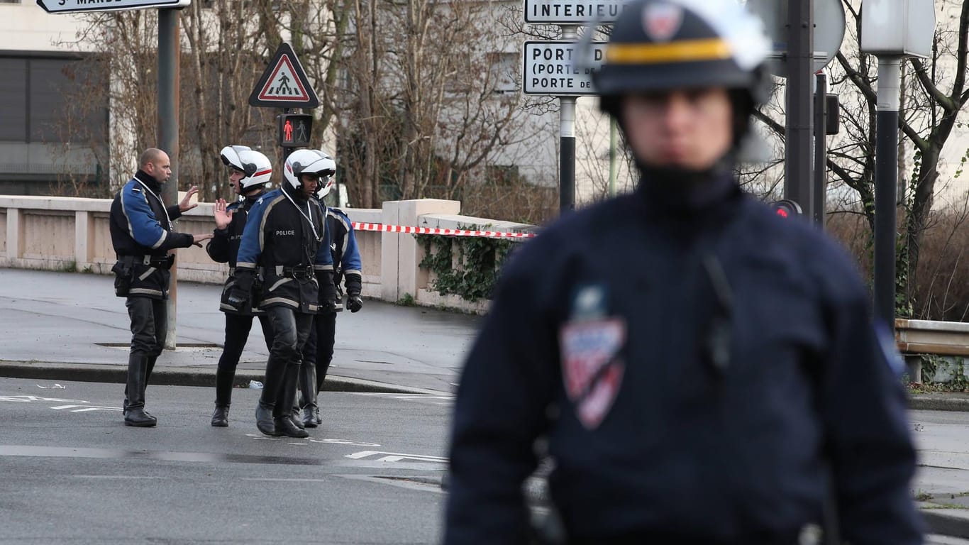 Polizei in Paris (Symbolbild): Bei einer Explosion sind 22 Menschen verletzt worden.