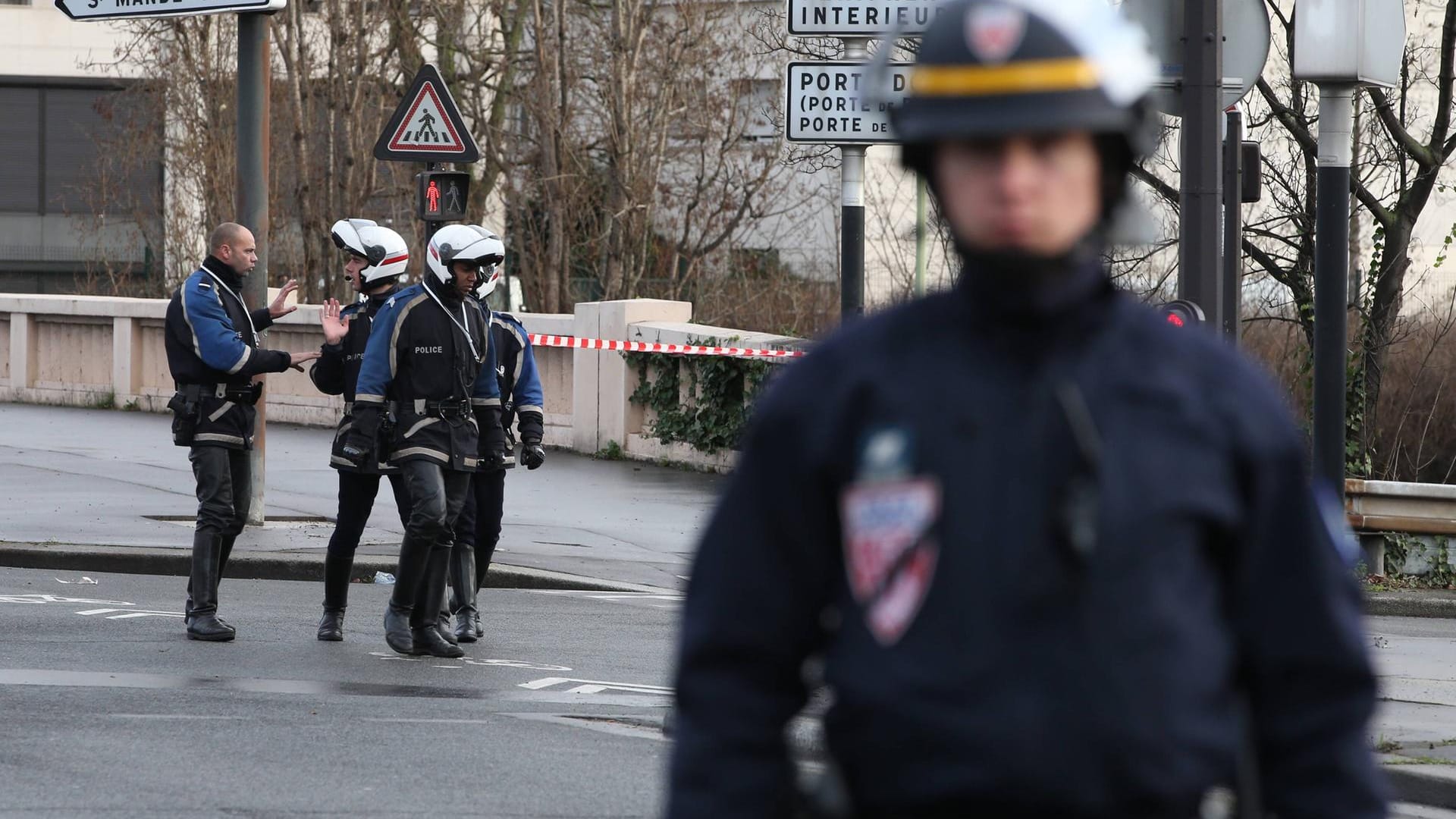 Polizei in Paris (Symbolbild): Bei einer Explosion sind 22 Menschen verletzt worden. Polizei in Paris (Symbolbild): Bei einer Explosion sind 22 Menschen verletzt worden.