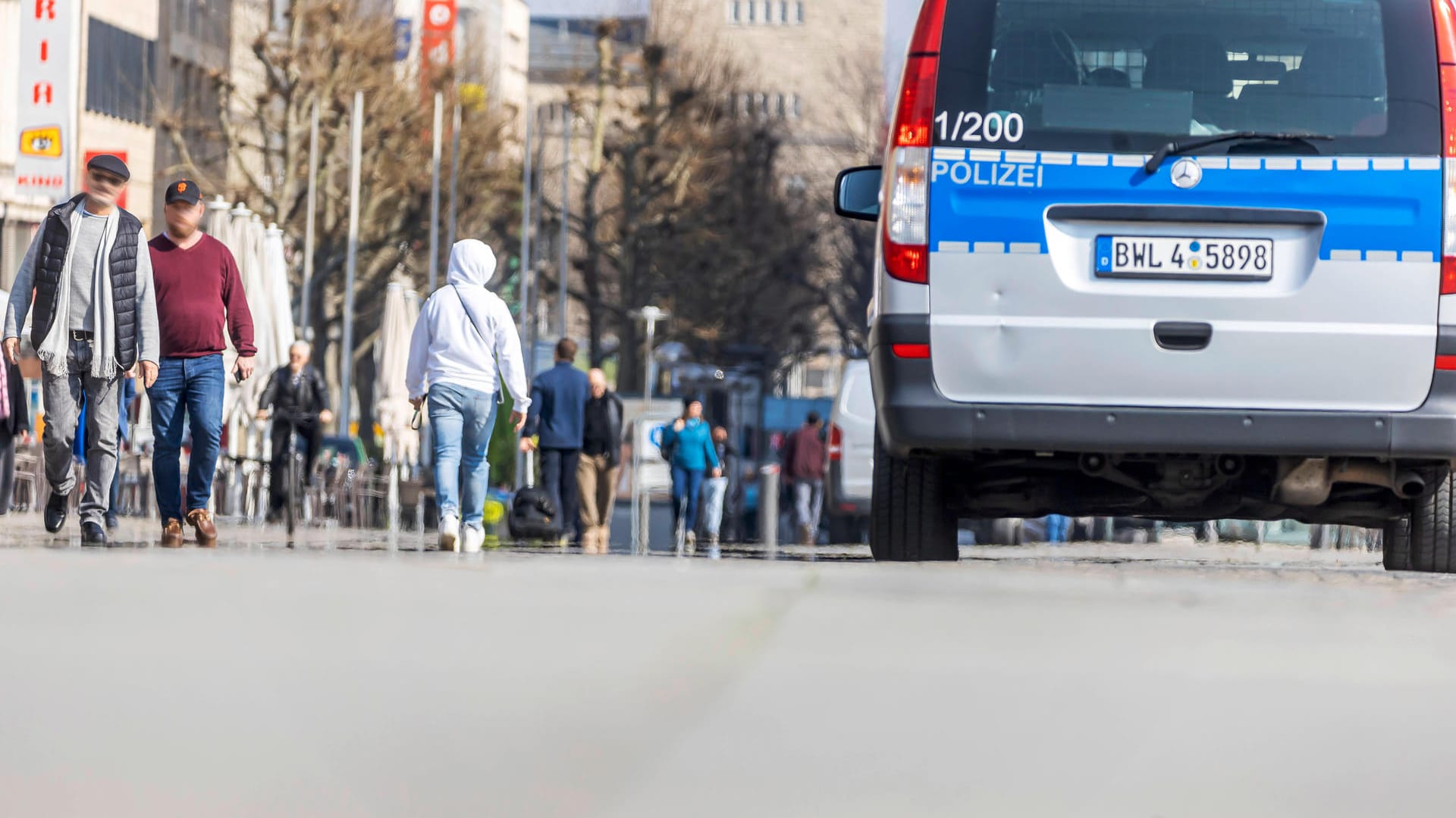 Ein Fahrzeug der Polizei auf Einsatzfahrt in Stuttgart, Baden-Württemberg (Archivbild): Ein betrunkener Autofahrer rief wegen einem angeblichen Unfall die Polizei. Ein Fahrzeug der Polizei auf Einsatzfahrt in Stuttgart, Baden-Württemberg (Archivbild): Ein betrunkener Autofahrer rief wegen einem angeblichen Unfall die Polizei.