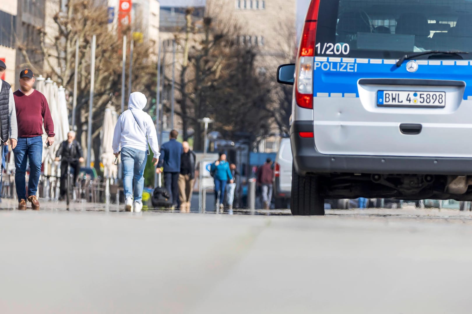 Ein Fahrzeug der Polizei auf Einsatzfahrt in Stuttgart, Baden-Württemberg (Archivbild): Ein betrunkener Autofahrer rief wegen einem angeblichen Unfall die Polizei.