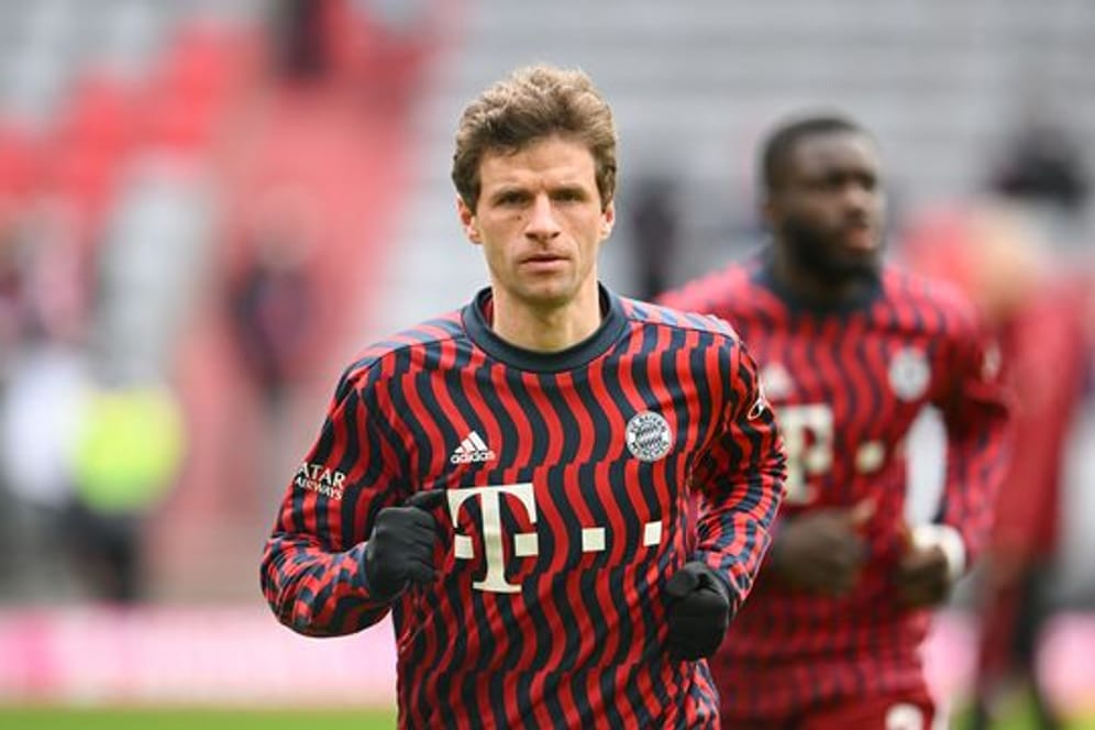 Bayerns Thomas Müller (M) steht gegen Bayer Leverkusen wieder zur Verfügung.