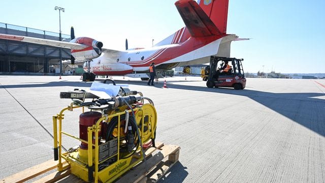 Ukraine-Konflikt - Flugzeuge mit Hilfsgütern für die Ukraine Ukraine-Konflikt - Flugzeuge mit Hilfsgütern für die Ukraine