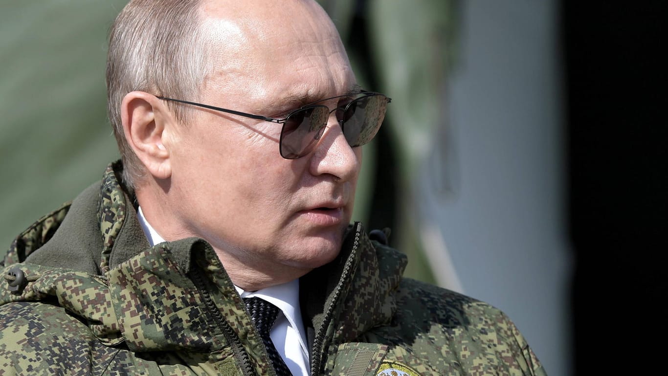Wladimir Putin bei einer Militärübung 2019: Die westlichen Sanktionen treffen die Regierung in Moskau offenbar härter als erwartet.