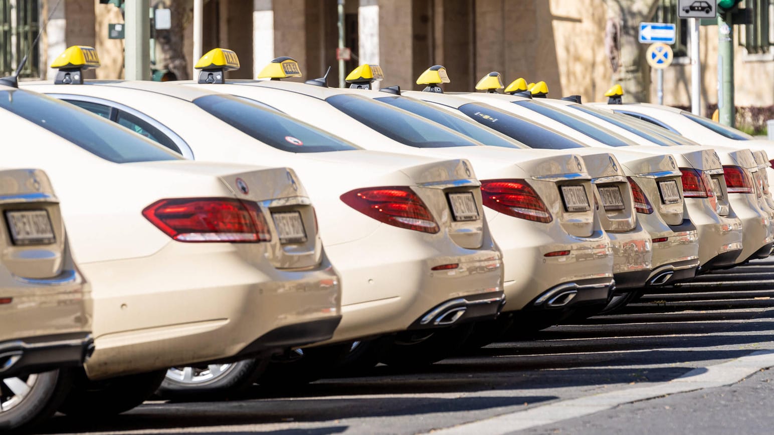 Gewohnter Anblick: Die E-Klasse von Mercedes ist das deutsche Standard-Taxi. Damit ist es bald vorbei.