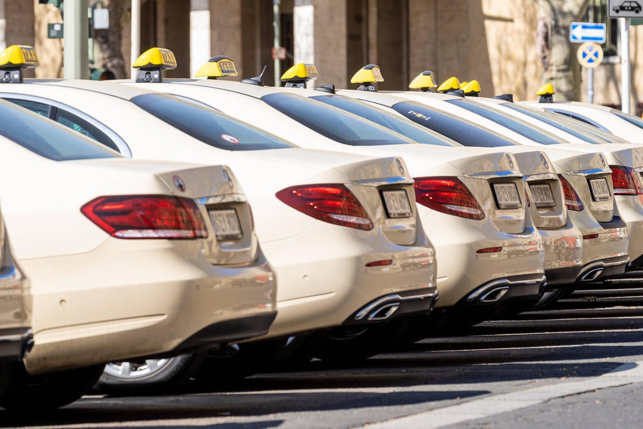 Gewohnter Anblick: Die E-Klasse von Mercedes ist das deutsche Standard-Taxi. Damit ist es bald vorbei.