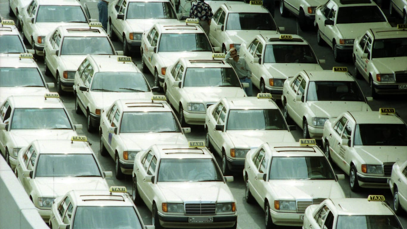 Jahrzehntelange Dominanz: Seit Dem Modell /8 beherrscht Mercedes das Taxi-Geschäft in Deutschland. Hier im Jahr 1999 am Düsseldorfer Flughafen.