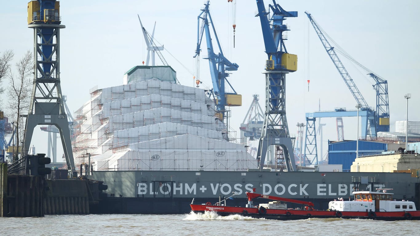 Eine Jacht liegt in der Werft von Bloom+Voss von Planen verborgen. Die Werften schwören vor allem auf Diskretion.