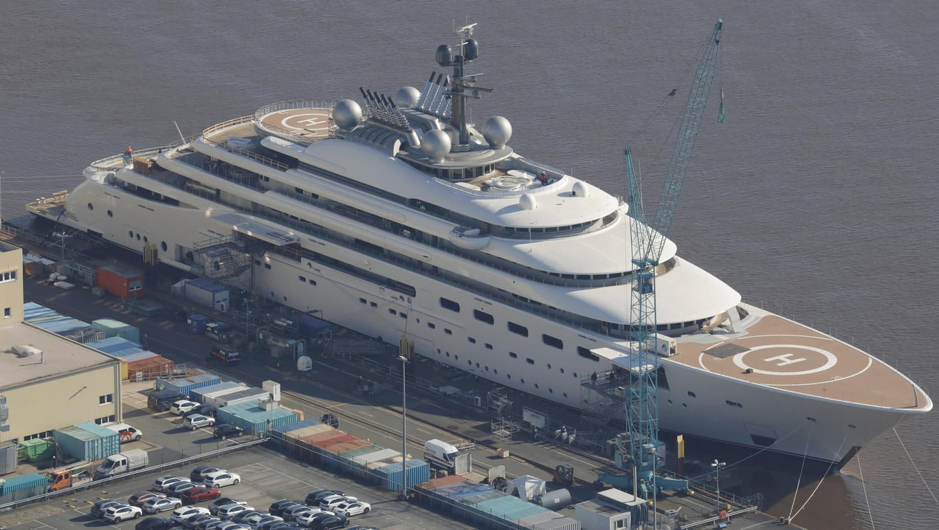 Die Megajacht "Blue" in der Lürssen-Werft in Bremen (Archivbild). Sie ist die zweitgrößte Jacht der Welt.