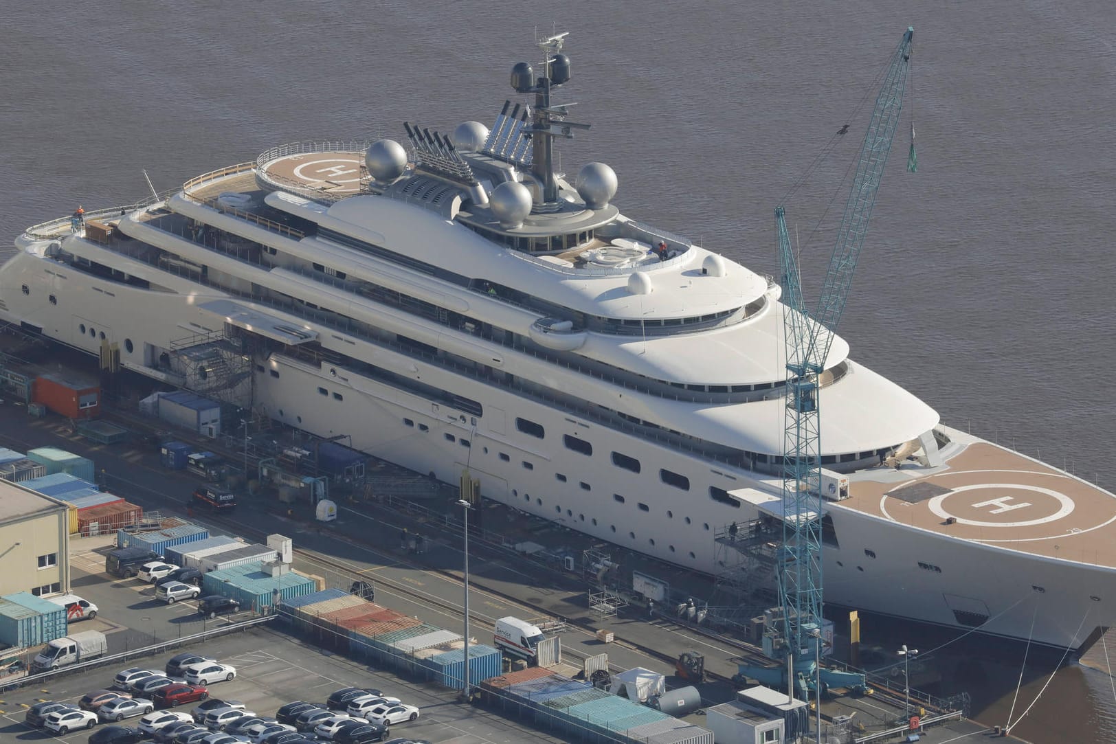 Die Megajacht "Blue" in der Lürssen-Werft in Bremen (Archivbild). Sie ist die zweitgrößte Jacht der Welt.