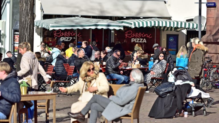 Ein Straßencafé in Heidelberg: Ab dem 20. März sollen die meisten Anti-Corona-Maßnahmen abgeschafft werden.