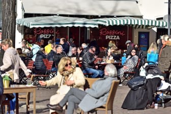Ein Straßencafé in Heidelberg: Ab dem 20. März sollen die meisten Anti-Corona-Maßnahmen abgeschafft werden.