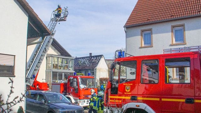 Einsatzkräfte der Feuerwehr löschen den Brand in einem Einfamilienhaus. Einsatzkräfte der Feuerwehr löschen den Brand in einem Einfamilienhaus.