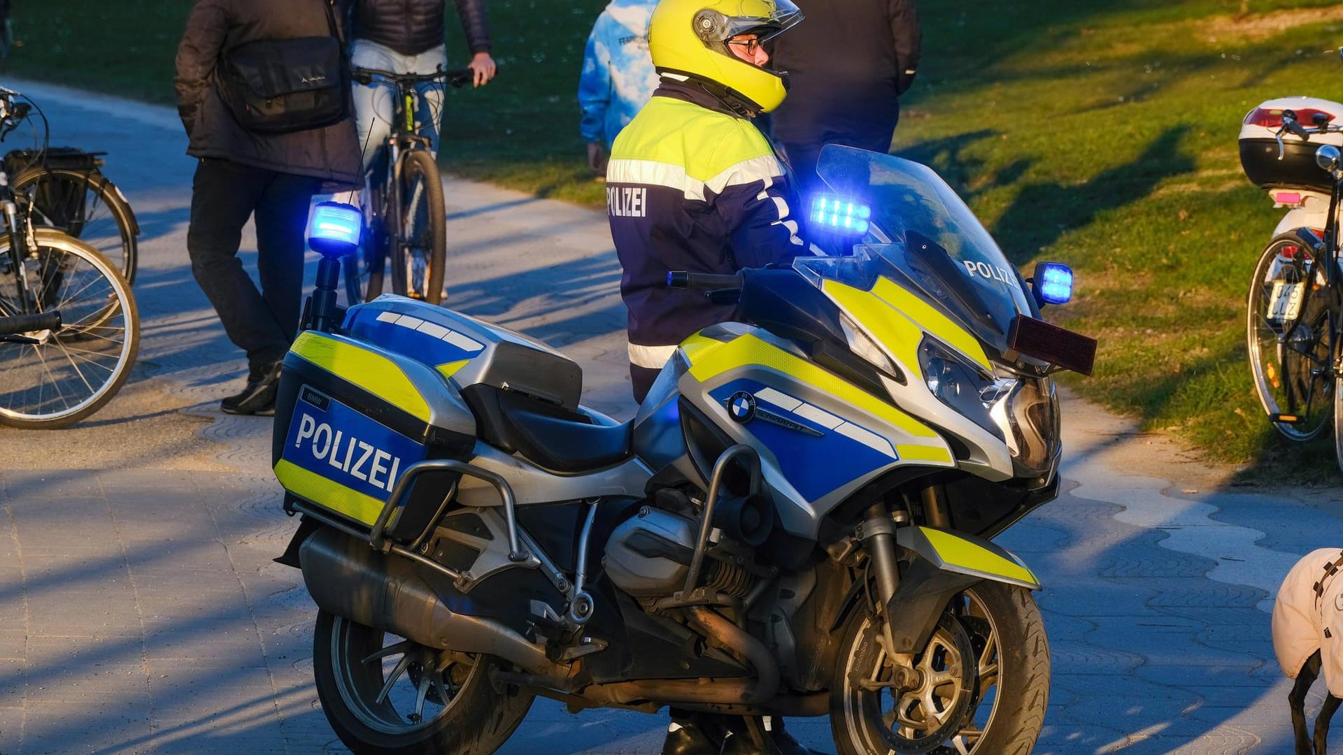 Ein Polizist mit Motorrad (Symbolbild): Bei einer Kontrolle lief der Paketzusteller davon. Ein Polizist mit Motorrad (Symbolbild): Bei einer Kontrolle lief der Paketzusteller davon.