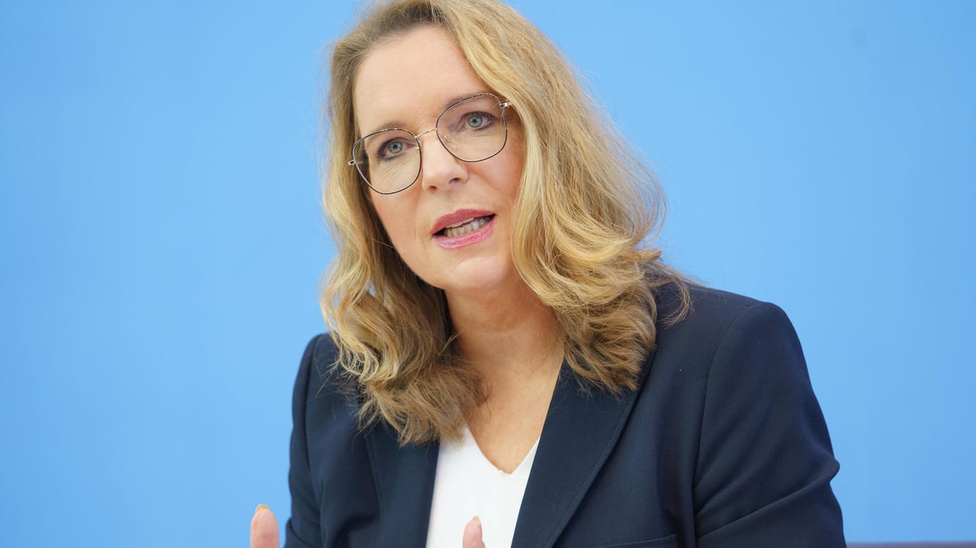 Energieökonomin Claudia Kemfert in einer Bundespressekonferenz: Die Expertin hält die erneut angestoßene Kernkraftdebatte für abwegig.