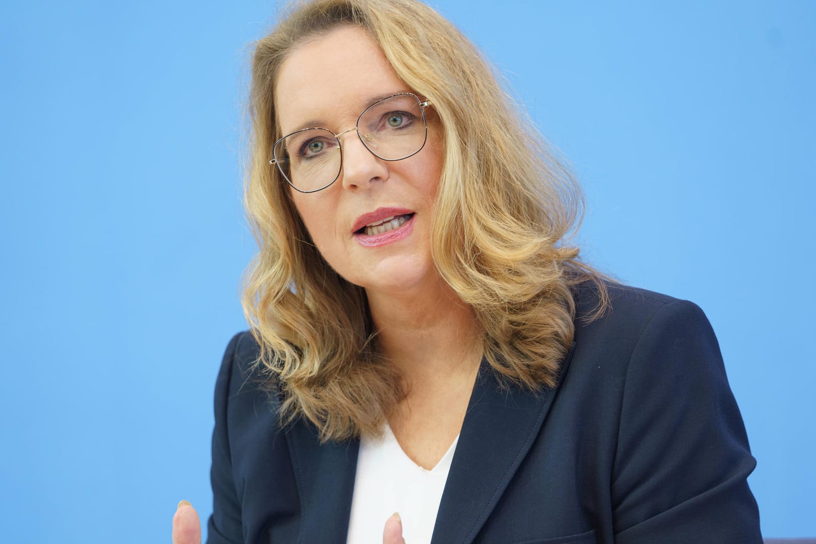 Energieökonomin Claudia Kemfert: Die Ökonomin fordert eine Zusatzsteuer für Raffinerien. Energieökonomin Claudia Kemfert: Die Ökonomin fordert eine Zusatzsteuer für Raffinerien.