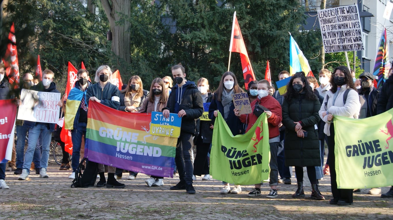 Demonstration an der Eschenheimer Anlage in Frankfurt: Die Jugendorganisationen von SPD, Grünen und FDP verurteilen den von Russland begonnen Krieg gegen die Ukraine auf das Schärfste.