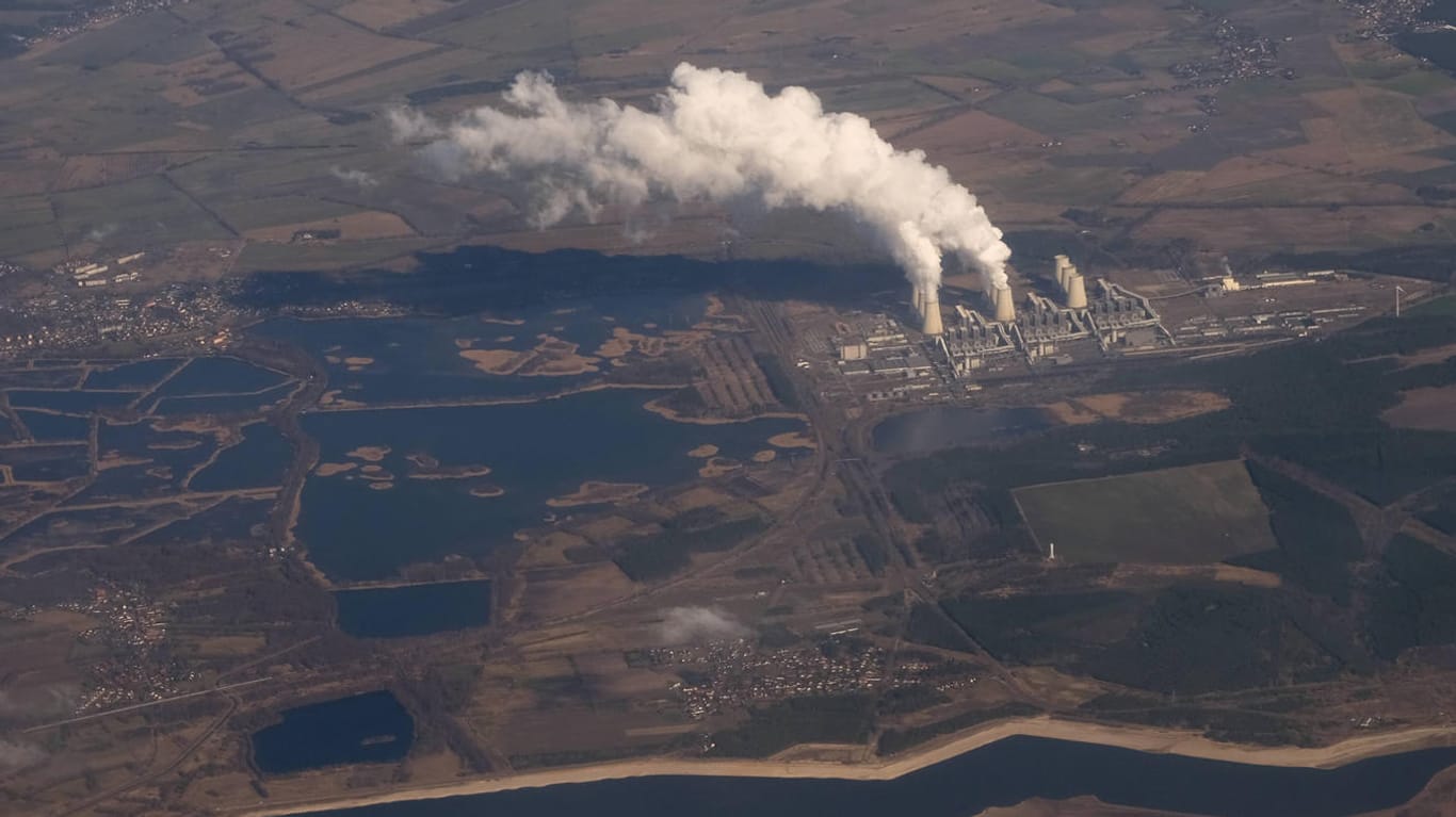 Das Kraftwerk Jänschwalde in Brandenburg ist die drittgrößte Anlage ihrer Art in Deutschland: Vor wenigen Tagen stellte die Deutsche Umwelthilfe einen Eilantrag für den sofortigen Stopp des dazugehörigen Tagebaus.