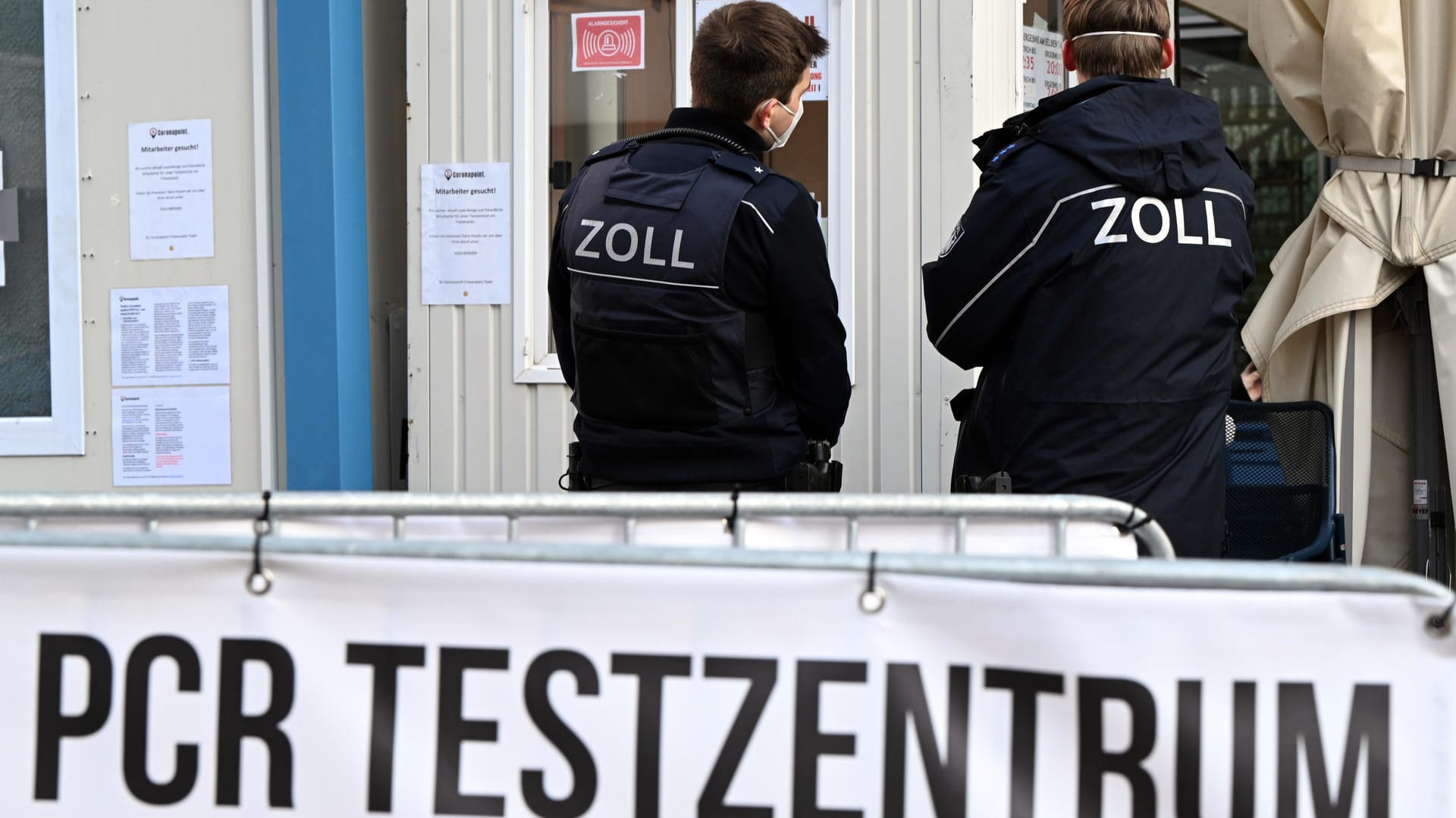Zollbeamte im Einsatz: Hundert Mitarbeiter prüften die Testzentren.