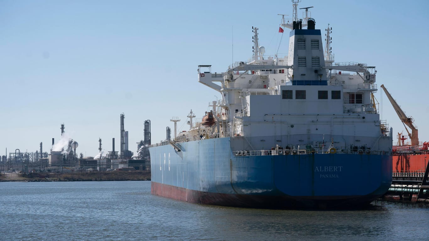 Ein Tanker im Hafen von Houston, Texas, punpt flüssiges Gas an Bord: In einem anderen Aggregatzustand lässt sich Erdgas auch über die Weltmeere transportieren. Pipelines werden nicht benötigt.