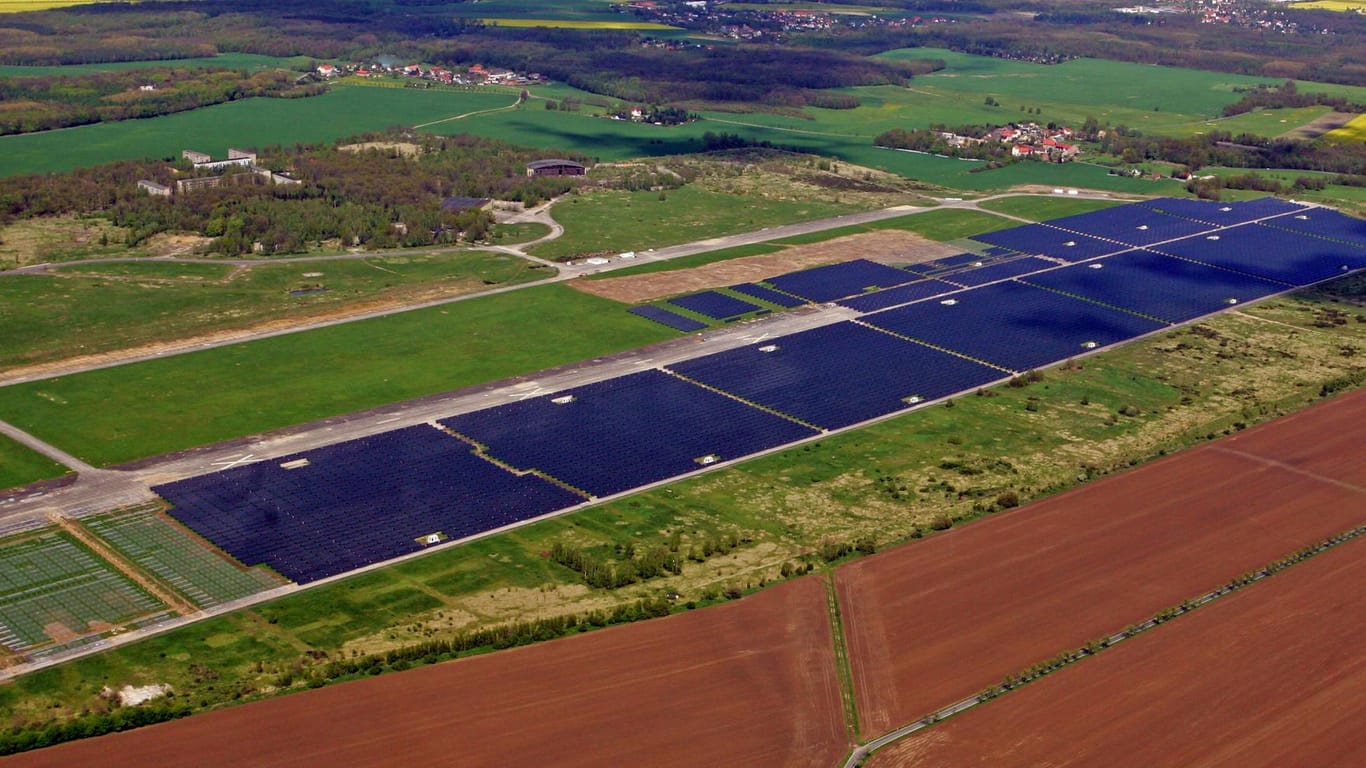 Eine Solarfarm im sächsischen Waldpolenz nahe Leipzig: Der Ausbau von Photovoltaikanlagen soll viel stärker angeschoben werden. Ab Sommer könnten die Rahmenbedingngen für den Ausbau bereits erleichtert werden.