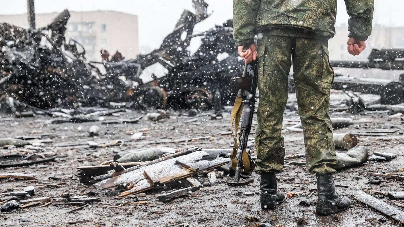 Ein Soldat blickt auf zerstörte Fahrzeuge in der Region Donetsk: Knapp die Hälfte des Erdgases, das in Deutschland verbrannt wird, stammt aus Russland. Die Einnahmen aus den Energieexporten helfen dem Kreml massiv, den Krieg gegen die Ukraine zu finanzieren.