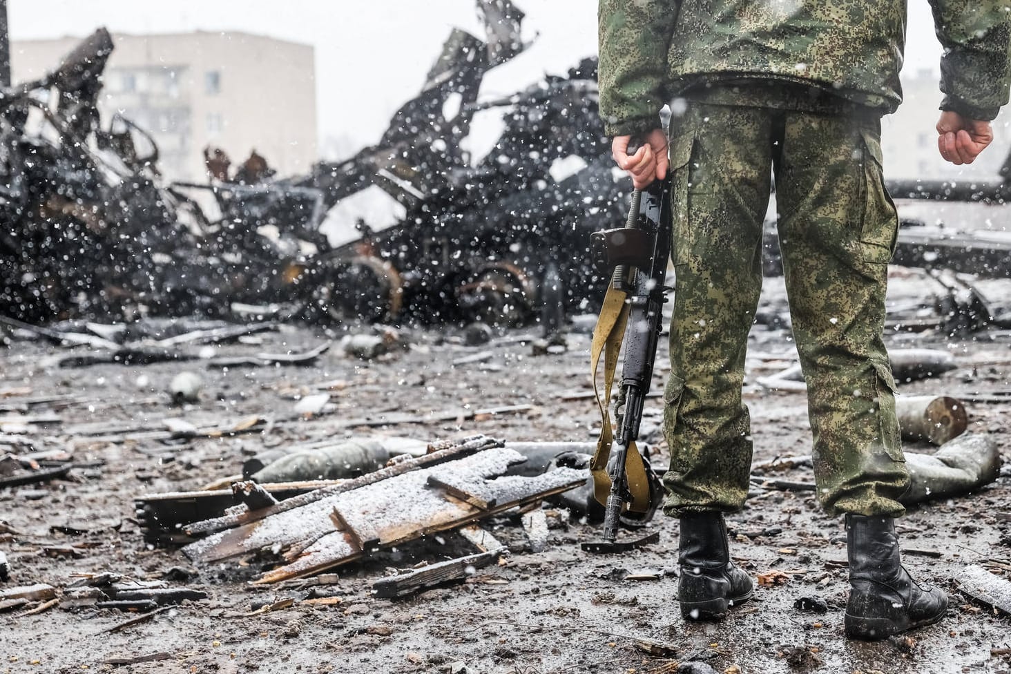 Ein Soldat blickt auf zerstörte Fahrzeuge in der Region Donetsk: Knapp die Hälfte des Erdgases, das in Deutschland verbrannt wird, stammt aus Russland. Die Einnahmen aus den Energieexporten helfen dem Kreml massiv, den Krieg gegen die Ukraine zu finanzieren.