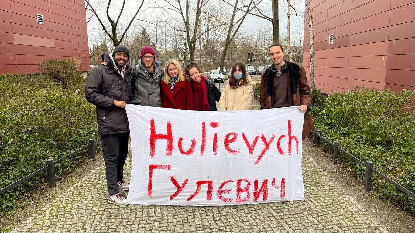 Daniel Heinz (rechts) mit der Familie, die er bei sich aufgenommen hat, zwei Helfern (links) und einer ukrainischen Freundin (Mitte): Auf dem Banner steht der Name der Familie in lateinischen und kyrillischen Schriftzeichen.