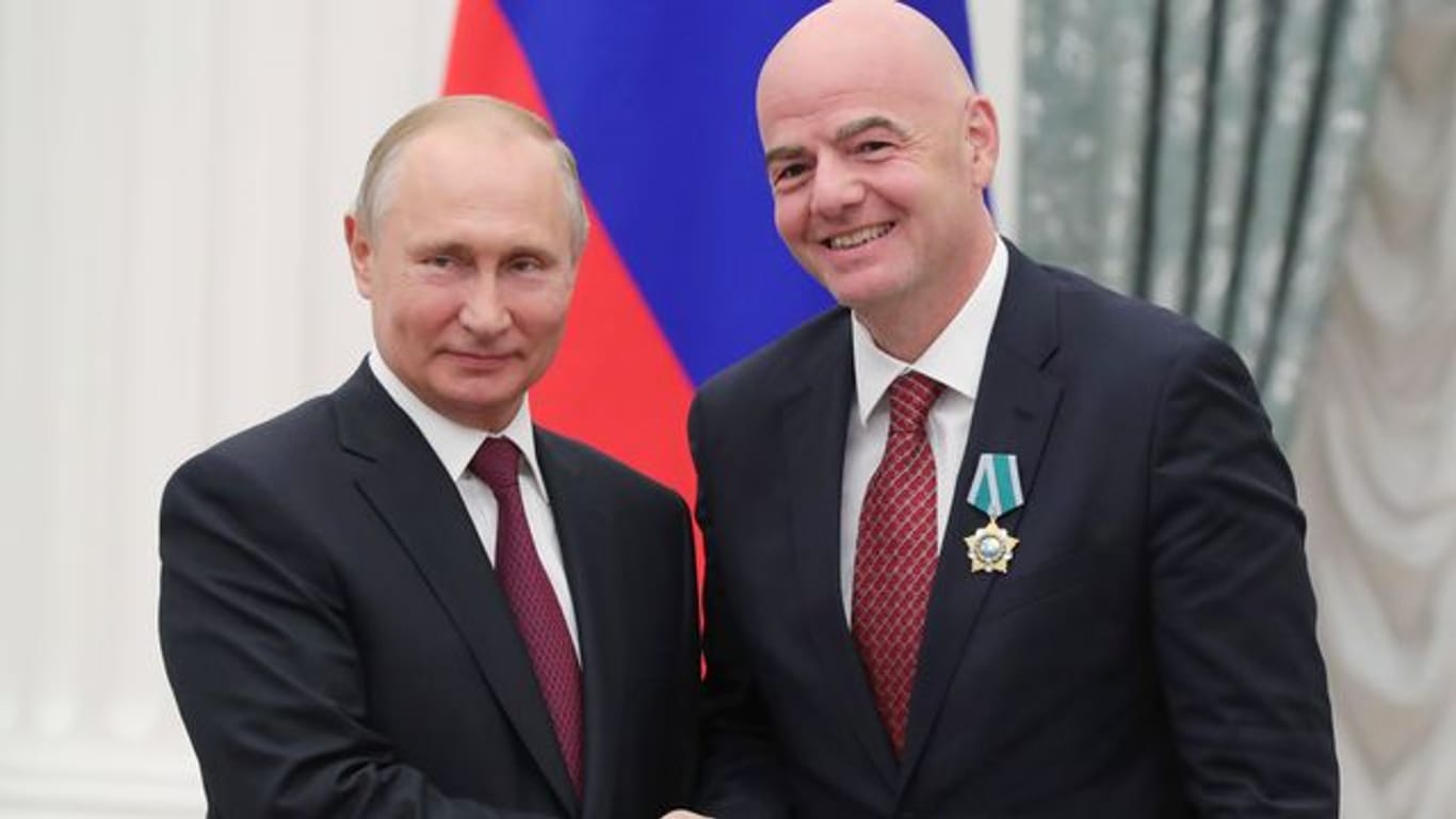 Wladimir Putin (l) und Gianni Infantino bei der Verleihung des Freundschaftsordens an den FIFA-Präsidenten im Moskauer Kreml.