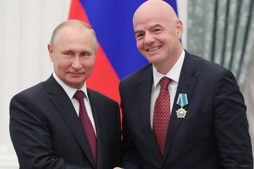 Wladimir Putin (l) und Gianni Infantino bei der Verleihung des Freundschaftsordens an den FIFA-Präsidenten im Moskauer Kreml.