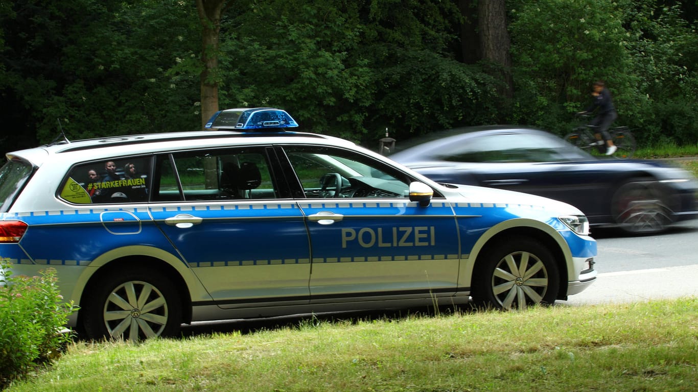 Ein Streifenfahrzeug der Polizei (Symbolbild): Den Beamten fiel auffälliges Verhalten des Autofahrers auf.