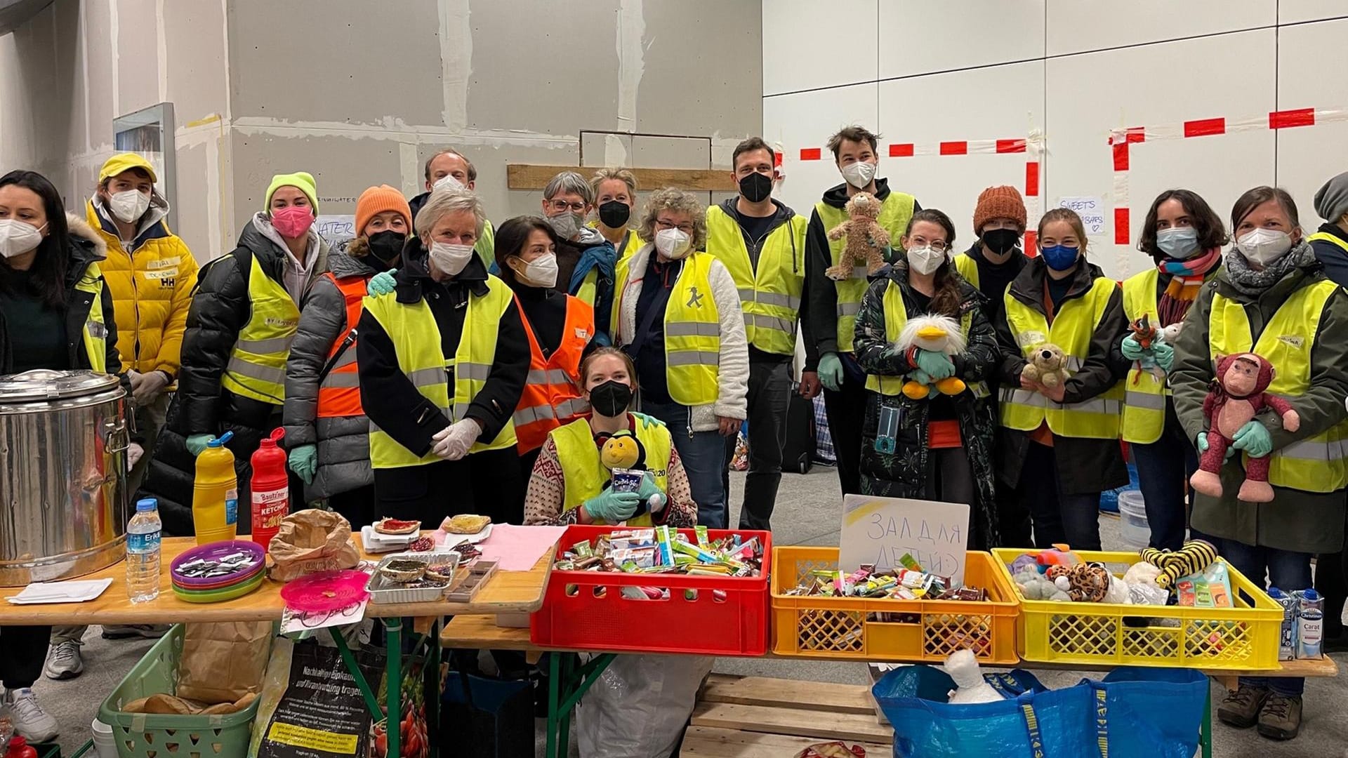 Ein Gruppenbild einiger Freiwilliger am Berliner Hauptbahnhof: Viele haben Kuscheltiere dabei, die sie geflüchteten Kindern schenken können.