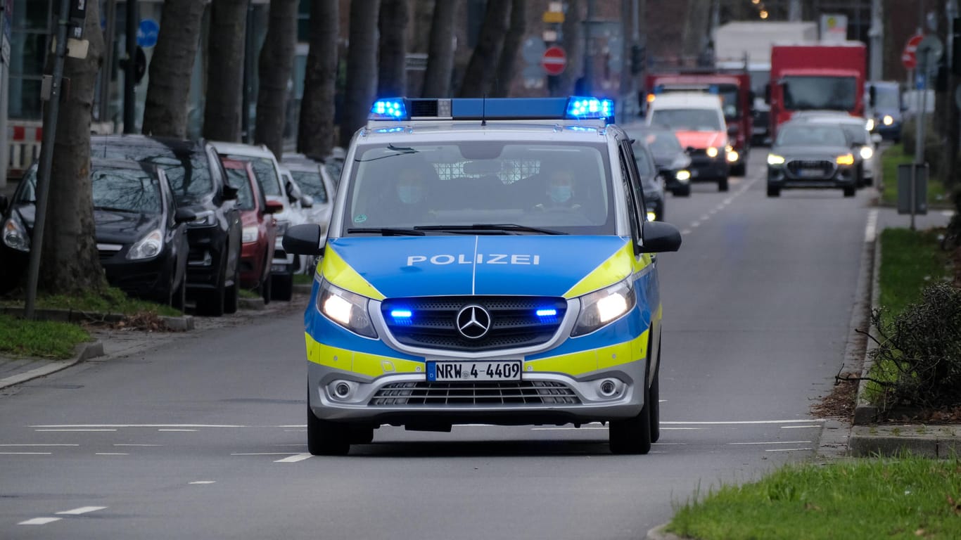 Ein Polizeifahrzeug mit Blaulicht (Symbolbild): Die Beamten nahmen den Ehemann am Tatort fest.