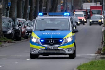 Ein Polizeifahrzeug mit Blaulicht (Symbolbild): Die Beamten nahmen den Ehemann am Tatort fest.