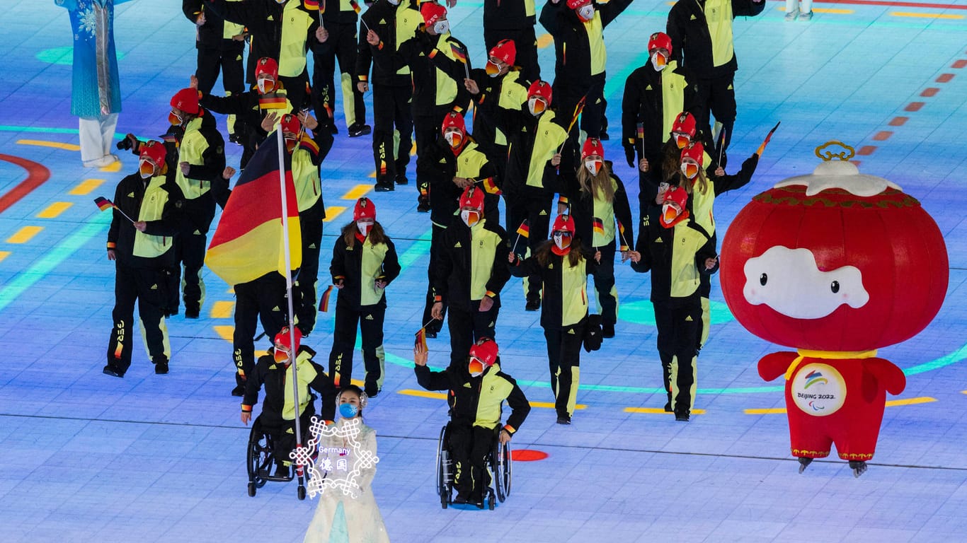 Anna-Lena Forster (vo. r.) trug bei der Eröffnungsfeier der Paralympics am Freitag gemeinsam mit Martin Fleig (vo. l.) die deutsche Fahne.