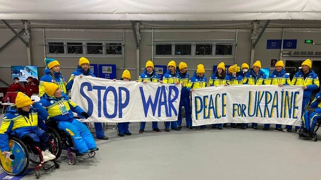 "Stop War" und "Peace for Ukraine": Die ukrainische Delegation demonstriert bei der Paralympics-Eröffnungsfeier für den Frieden.