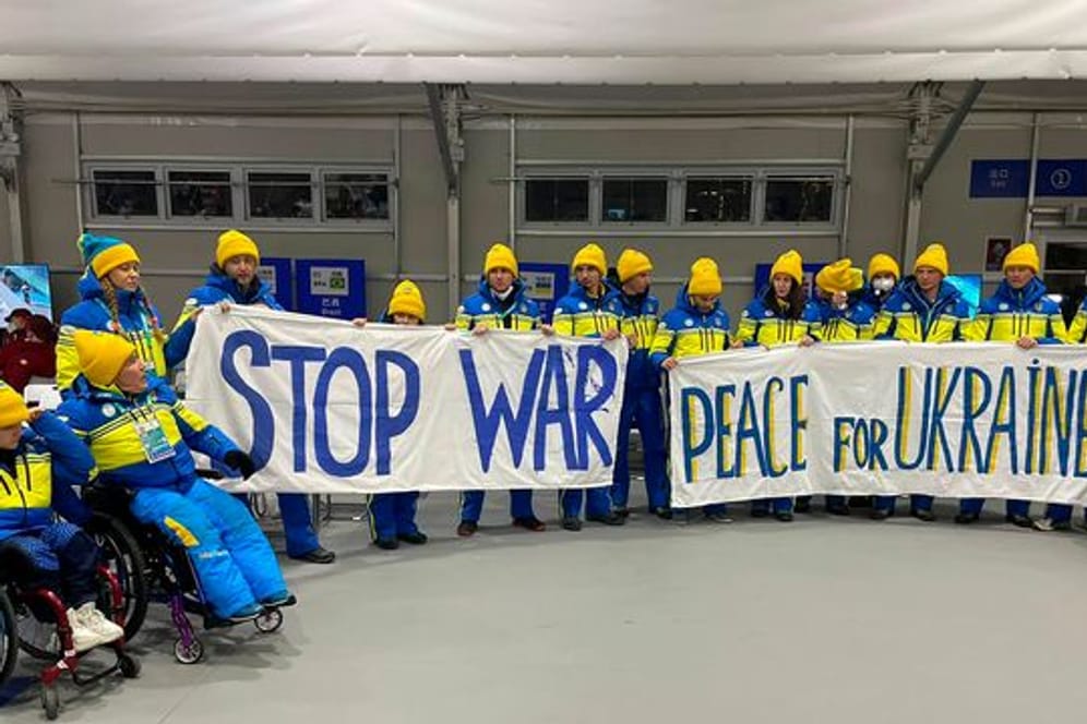 "Stop War" und "Peace for Ukraine": Die ukrainische Delegation demonstriert bei der Paralympics-Eröffnungsfeier für den Frieden.