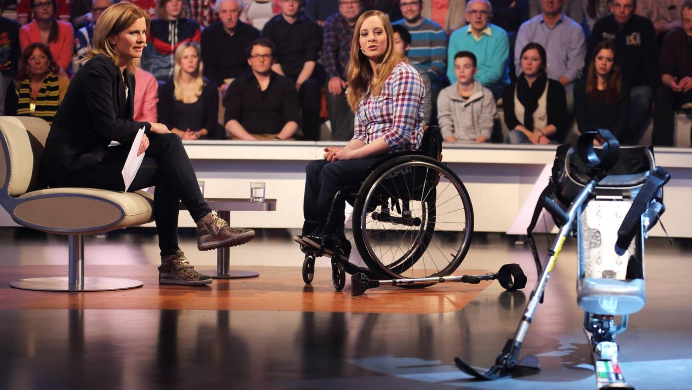 Anna Schaffelhuber (M.) ist mit einer inkompletten Querschnittlähmung geboren worden und seitdem auf ihren Rollstuhl angewiesen. Sie begann früh, Sport zu machen und fuhr mit fünf Jahren erstmals Monoski.