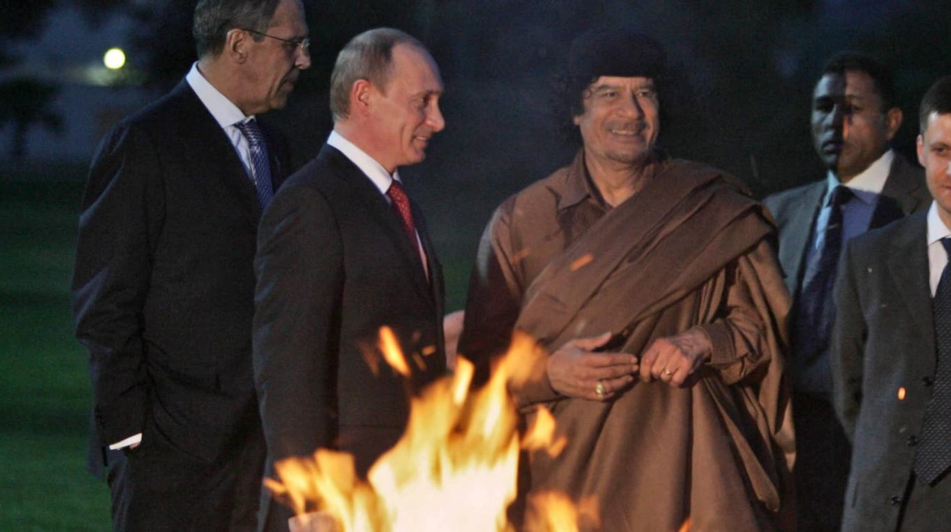 2008: Russlands Außenminister Lawrow (l), Präsident Wladimir Putin (2..l.) und der ehemalige libysche Diktator Muammar al-Ghaddafi im Garten von dessen Residenz in Bab al Azizia.