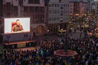 Der Präsident der Ukraine auf einer Leinwand in Frankfurt: Selenskyj war den Demonstranten live zugeschaltet.