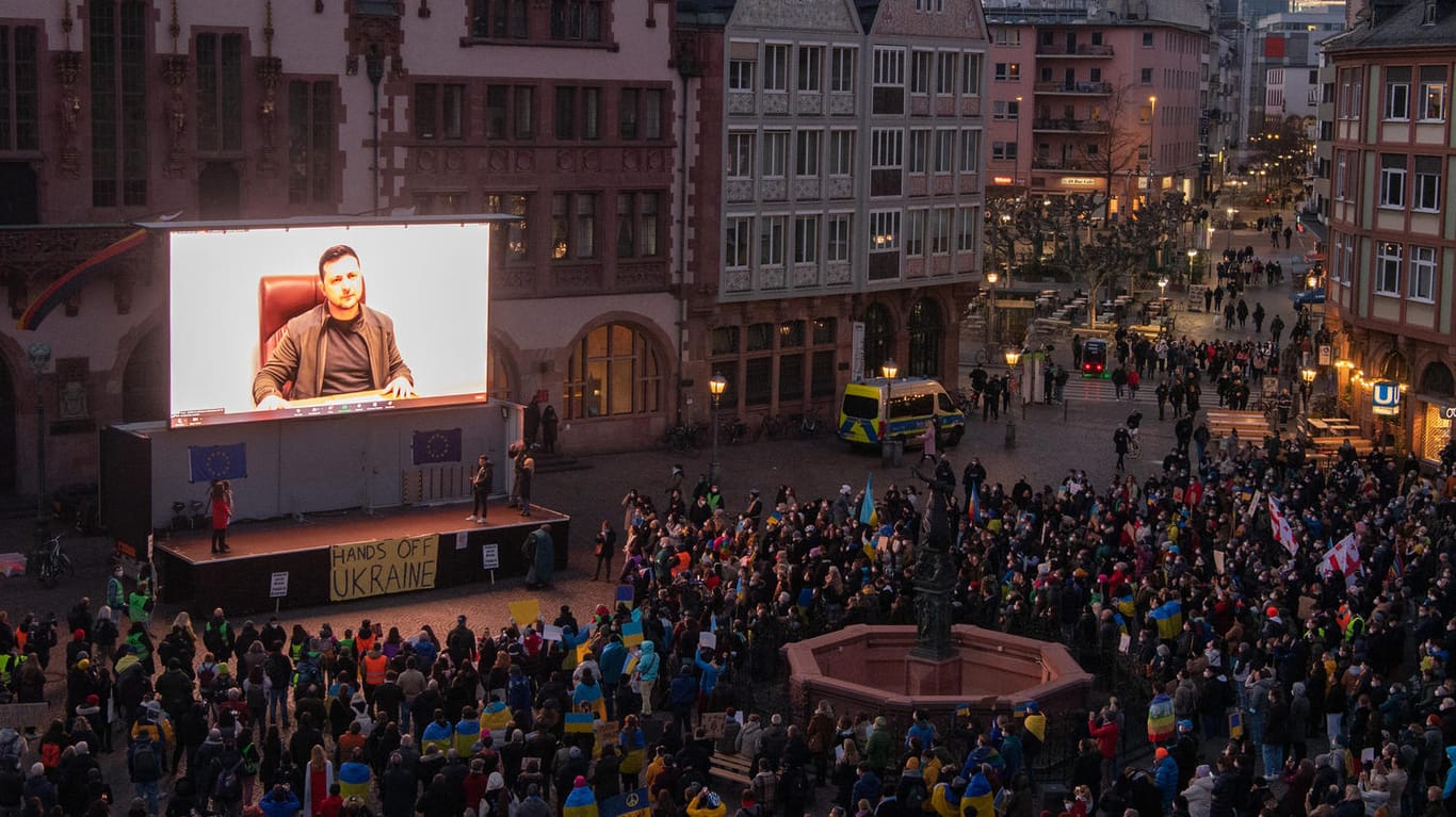 Der Präsident der Ukraine auf einer Leinwand in Frankfurt: Selenskyj war den Demonstranten live zugeschaltet.