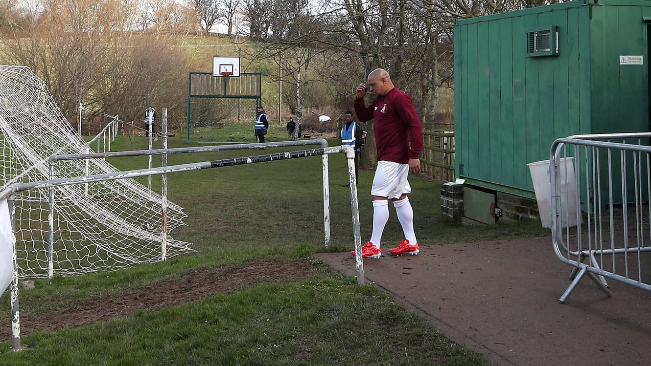 Roberto Carlos betritt den Platz von Bull in the Barne United in Shrewsbury.