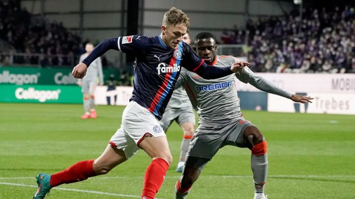 Kiels Fiete Arp (l) und Paderborns Jamilu Collins