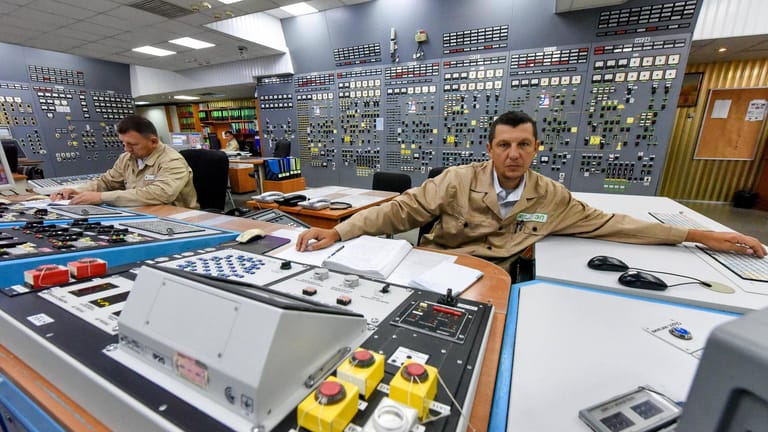 Angestellte im AKW Saporischschja (Archivbild): Die Anlage ist das größte Atomkraftwerk in Europa und eines der zehn größten der Welt.
