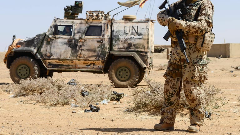 Ein Bundeswehrsoldat trägt während des UN-Einsatzes in Mali ein Sturmgewehr der Firma Heckler&Koch. Mit dem Gewehr hatte es vor allem in heißen Gegenden Probleme gegeben.