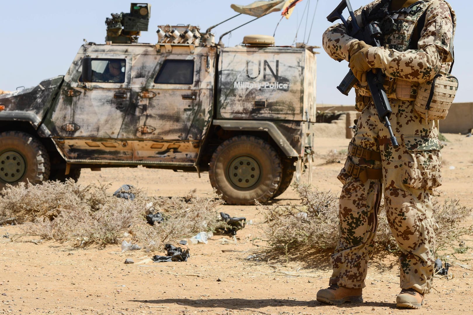 Ein Bundeswehrsoldat trägt während des UN-Einsatzes in Mali ein Sturmgewehr der Firma Heckler&Koch. Mit dem Gewehr hatte es vor allem in heißen Gegenden Probleme gegeben.