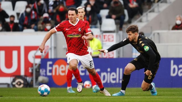 Freiburgs Nicolas Höfler (l) kämpft um den Ball