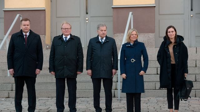 Sauli Niinistö (M), Präsident von Finnland, Sanna Marin (r), Ministerpräsidentin von Finnland, und Antti Kaikkonen (l), Verteidigungsminister von Finnland, stehen vor einem gemeinsamen Treffen mit Magdalena Andersson (2.