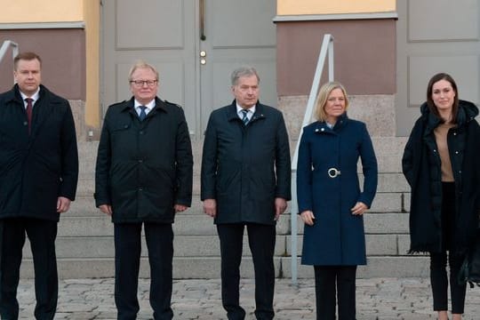 Sauli Niinistö (M), Präsident von Finnland, Sanna Marin (r), Ministerpräsidentin von Finnland, und Antti Kaikkonen (l), Verteidigungsminister von Finnland, stehen vor einem gemeinsamen Treffen mit Magdalena Andersson (2.