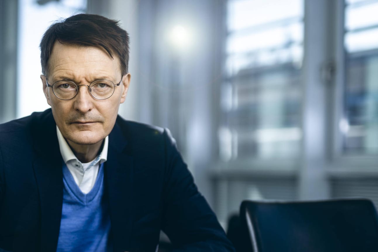 Karl Lauterbach schaut in die Kamera: Der Bundesgesundheitsminister sieht die Corona-Pandemie noch nicht beendet.